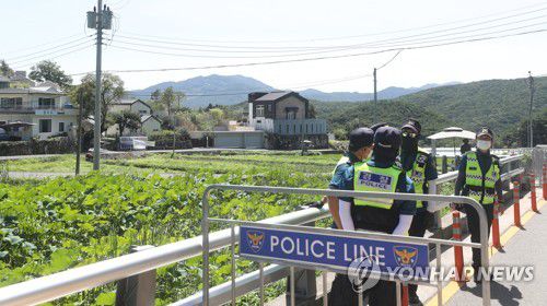 조용한 평산마을(양산=연합뉴스) 김동민 기자 = 문재인 전 대통령 내외 사저 경호 강화 첫날인 22일 오전 경남 양산시 하북면 평산마을 사저 일대가 조용하다.      이날부터 문 전 대통령 내외 사저 300ｍ 떨어진 곳에서 대통령 경호처, 경찰이 위험물질 등을 검문 검색한다. 2022.8.22 image@yna.co.kr