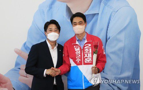 이준석 대표, 최재훈 달성군수 (후보) 지지 방문(대구=연합뉴스) 국민의힘 이준석 대표가 지난 5월 14일 최재훈(오른쪽) 달성군수 (당시 후보)를 찾아 전폭적인 지지를 약속하고 있다. 이 대표는 최 후보의 대구 달성군 선거사무소에서 "대구의 핵심, 젊은 도시로 성장하는 달성에는 젊은 리더가 필요하다"며 최 후보에게 "젊은 군수를 시작으로 대구의 변화, 나아가 대한민국 정치 혁신에 앞장서 주시길 기대한다"고 말했다. 2022.5.15 [최재훈 후보 제공. 재판매 및 DB 금지] mtkht@yna.co.kr