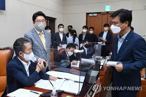 국회 과방위에서 항의하는 국민의힘 의원들(서울=연합뉴스) 백승렬 기자 = 18일 서울 여의도 국회에서 열린 과학기술정보방송통신위원회 전체회의에서 국민의힘 권성동 원내대표와 김영식 의원이 회의장을 나서며 정청래 위원장에게 항의하고 있다. 2022.8.18 [국회사진기자단] srbaek@yna.co.kr