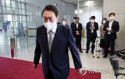 문답 마친 윤석열 대통령(서울=연합뉴스) 서명곤 기자 = 윤석열 대통령이 23일 오전 서울 용산 대통령실 청사에서 출근길 문답을 마친 뒤 이동하고 있다.  2022.8.23 seephoto@yna.co.kr