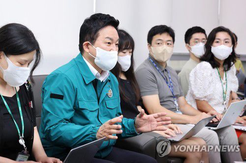 기자간담회에서 발언하는 원희룡 국토부 장관(세종=연합뉴스) 김주형 기자 = 원희룡 국토교통부 장관(왼쪽 두번째)이 23일 오전 세종시 정부세종청사에서 열린 기자간담회에서 발언하고 있다. 2022.8.23 kjhpress@yna.co.kr