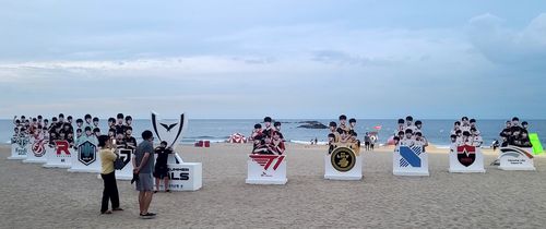 경포해변에 설치된 참가팀 포토존[촬영 유형재]