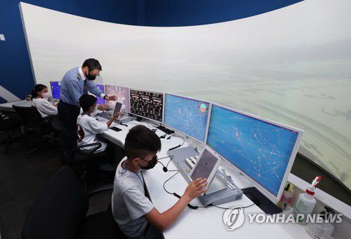 관제체험 하는 아프간 특별기여자 자녀들    (서울=연합뉴스) 임헌정 기자 = 아프가니스탄 특별기여자 자녀들이 5월 24일 서울 강서구 국립항공박물관에서 관제체험을 하고 있다.     한국공항공사는 가정의 달 5월을 맞아 아프간 특별기여자 자녀를 김포공항에 초청해 체험행사를 개최했다. 2022.5.24 kane@yna.co.kr