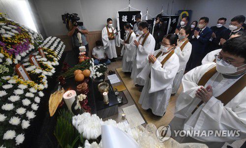 수원 세 모녀를 추모하며(수원=연합뉴스) 홍기원 기자 = 25일 오후 경기도 수원시 권선구 수원중앙병원 장례식장에 마련된 암ㆍ희귀병 투병과 생활고에도 불구하고 복지서비스의 도움을 받지 못하고 세상을 떠난 '수원 세 모녀' 빈소에서 원불교 경기인천교구 주관으로 추모식이 진행되고 있다. 2022.8.25 [공동취재] xanadu@yna.co.kr