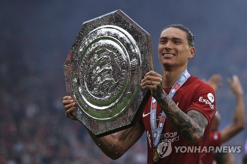 리버풀 이적 후 첫 트로피 들어 올린 다윈 누녜스(레스터 AP=연합뉴스) 잉글랜드 프로축구 프리미어리그(EPL) 리버풀의 다윈 누녜스(우루과이·23)가 지난달 30일(현지시간) 영국 레스터의 킹파워 스타디움에서 열린 맨체스터 시티(맨시티)와 2022 FA 커뮤니티 실드에서 승리한 뒤 트로피를 들고 기뻐하고 있다. 이번 시즌 개막을 앞두고 SL 벤피카(포르투갈)를 떠나 리버풀에 합류한 누녜스는 이날 경기 후반 추가시간에 헤딩 득점을 성공, 팀의 3-1 승리에 기여했다. 2022.7.31 alo95@yna.co.kr