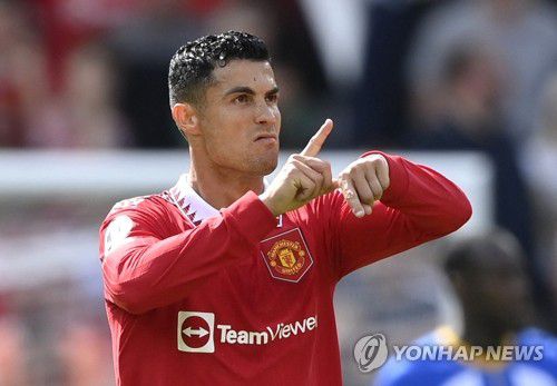 팀 졸전에 불만스러운 표정 짓는 맨유 호날두(맨체스터 로이터=연합뉴스) 영국 프리미어리그(EPL) 맨체스터 유나이티드(맨유)의 크리스티아누 호날두(27·포르투갈)가 지난 7일(현지시간) 맨체스터의 올드 트래퍼드에서 열린 맨유 대 브라이턴 앤드 호브 앨비언(브라이턴)의 경기에서 브라이턴의 자책골로 득점한 뒤 불만족스러운 표정을 짓고 있다. 이날 한 골도 넣지 못한 채 1-2로 패한 맨유는 브라이턴의 자책골 덕분에 영패를 모면했다. 2022.8.8 alo95@yna.co.kr