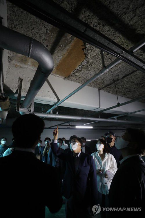 일산신도시 찾은 김동연 경기도지사(고양=연합뉴스) 임병식 기자 = 김동연 경기도지사(가운데)가 26일 경기도 고양시 일산동구 백송마을 5단지를 찾아 노후한 지하주차장을 살펴보고 있다. 2022.8.26 andphotodo@yna.co.kr