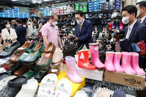 윤석열 대통령, 대구 서문시장 방문(대구=연합뉴스) 서명곤 기자 = 윤석열 대통령이 26일 오후 대구 중구 서문시장 내 한 신발 가게를 방문해 상인과 대화하고 있다.  2022.8.26 seephoto@yna.co.kr