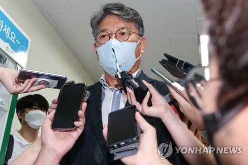 쌍용차 품은 KG그룹, 소감 밝히는 곽재선 회장(서울=연합뉴스) 서대연 기자 = KG그룹 곽재선 회장이 26일 서울 서초구 서울회생법원에서 열린 쌍용자동차 관계인집회가 끝난 후 취재진과 질의응답하고 있다.     이날 관계인집회에서 쌍용자동차 회생결의안이 가결돼 KG그룹의 쌍용자동차 인수가 확정됐다. 2022.8.26 dwise@yna.co.kr