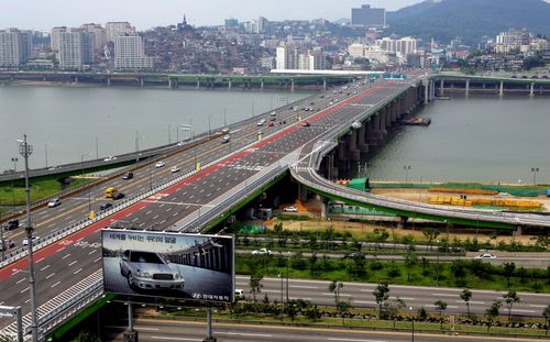 12차로로 확장 개통된 한남대교. 2004년 [연합뉴스 자료사진]