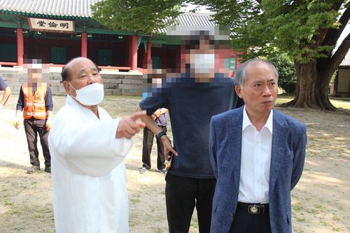 천연기념물 훼손 재발에 격앙된 성균관장·유도회총본부 회장(서울=연합뉴스) 천연기념물로 지정된 서울 성균관 문묘(文廟) 내 수령 400년짜리 은행나무가 작업 중에 또다시 훼손됐다. 손진우 성균관장(왼쪽)과 최영갑 성균관유도회총본부 회장(오른쪽)이 지난 26일 있었던 가지 정리작업 중 훼손사고가 나자 격앙된 반응을 보였다. 2022.8.27 [성균관 제공. 재배포 및 DB금지] (끝)