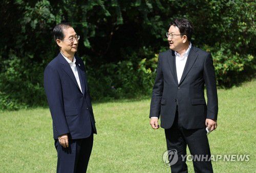 환담하는 한덕수 총리와 권성동 원내대표(서울=연합뉴스) 김승두 기자 = 한덕수 국무총리(왼쪽)와 국민의힘 권성동 원내대표가 28일 오전 서울 종로구 삼청동 총리공관에서 9월 정기국회를 앞두고 열린 고위 당정 협의회에 앞서 환담하고 있다. 2022.8.28 kimsdoo@yna.co.kr