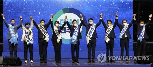 손 맞잡아 든 민주당 당 대표 후보와 최고위원 후보들(서울=연합뉴스) 더불어민주당 당 대표 후보와 최고위원 후보들이 28일 서울 송파구 올림픽 체조경기장에서 열린 제5차 정기전국대의원대회에서 손을 맞잡고 들고 인사하고 있다. 왼쪽부터 장경태· 서영교·박찬대·고민정 최고위원 후보, 이재명·박용진 당 대표 후보, 고영인·정청래·송갑석 최고위원 후보. 2022.8.28 [국회사진기자단] toadboy@yna.co.kr