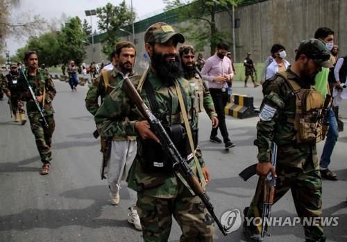 알카에다 수장 제거 미군 공습 후 카불 시내를 순찰하는 탈레반.[EPA 연합뉴스 자료사진. 재판매 및 DB 금지]