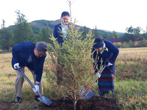 한-몽골 외교장관 식수 행사(울란바토르=연합뉴스) 이정진 기자 = 박진(왼쪽) 외교부 장관이 29일 몽골 테를지 국립공원에서 몽골 대통령(가운데)이 지켜보는 가운데 몽골 외교장관과 식수 행사를 하고 있다. 2022.8.29 transil@yna.co.kr