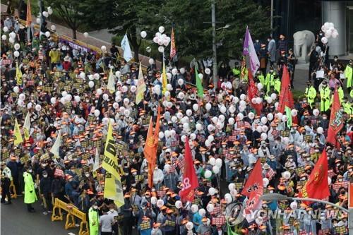 한강대로 메운 농민들(서울=연합뉴스) 류영석 기자 = 29일 오후 서울역 앞 한강대로에서 열린 농민 총궐기 대회에서 참가자들이 농가 경영 불안 해소 대책 마련을 촉구하며 구호를 외치고 있다. 2022.8.29 ondol@yna.co.kr