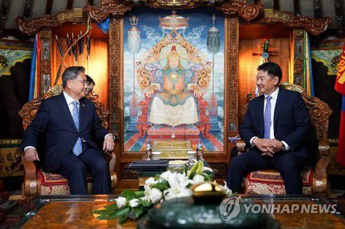 박진 외교부 장관, 후렐수흐 몽골 대통령 예방(서울=연합뉴스) 박진 외교부 장관(왼쪽)이 29일 몽골 울란바토르에서 오흐나 후렐수흐 몽골 대통령을 예방하고 있다. 2022.8.29 [외교부 제공. 재판매 및 DB 금지] photo@yna.co.kr