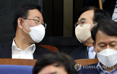 대화하는 주호영과 서병수(서울=연합뉴스) 백승렬 기자 = 직무가 정지된 국민의힘 주호영 비상대책위원장(왼쪽)과 서병수 전국위원회 의장이 30일 서울 여의도 국회에서 열린 의원총회에 참석해 대화를 나누고 있다. 2022.8.30 [국회사진기자단] srbaek@yna.co.kr