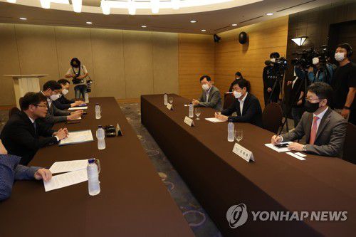 이정식 노동부 장관, 조선업 CEO와 차담회(서울=연합뉴스) 김주성 기자 = 이정식 고용노동부 장관이 30일 오후 서울로얄호텔에서 현대중공업, 삼성중공업, 대우조선해양 대표이사(CEO)와 가진 차담회에서 조선업의 고용구조와 근로조건 개선 방안과 관련해 의견을 나누고 있다. 이날 차담회에는 이상균 현대중공업 대표이사, 정진택 삼성중공업 대표이사, 우제혁 대우조선해양 부사장이 참석했다. 2022.8.30 utzza@yna.co.kr