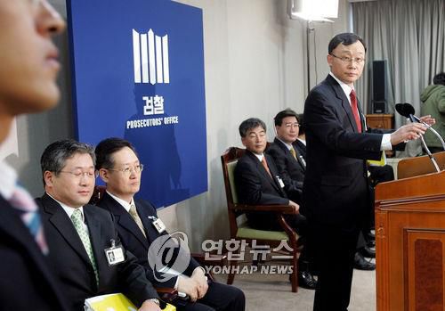 검찰, 론스타 수사결과 발표2006년 12월 7일 서울 서초구 대검찰청에서 채동욱 대검 수사기획관(오른쪽)이 론스타 수사담당 검사들이 배석한 가운데 외환은행 불법매각 수사결과에 대한 발표를 준비하고 있다. [연합뉴스 자료사진]