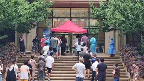 PCR검사 받는 다렌 주민들[양광망 캡처. 재판매 및 DB 금지]