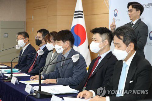 법무부, 론스타 등 국제투자분쟁(ISDS) 진행상황 브리핑이상갑 법무부 법무실장이 2021년 9월 14일 정부서울청사에서 론스타 등 국제투자분쟁(ISDS) 진행상황에 관해 브리핑하고 있다. 왼쪽부터 최인순 국세청 국세세원관리담당관, 이영직 금융위원회 금융분쟁대응TF단장, 권민영 국무조정실 금융정책과장, 이상갑 법무부 법무실장, 한창완 법무부 국제분쟁대응과장, 김갑유 정부대리로펌 변호사 [연합뉴스 자료사진]
