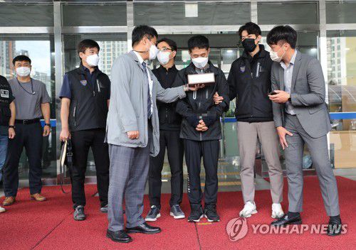 21년 만에 들은 '죄송합니다'(대전=연합뉴스) 이주형 기자 = 2001년 대전 서구 둔산동 국민은행에서 발생한 권총 강도 살인사건의 피의자 이승만이 2일 오전 대전 동부경찰서에서 검찰로 송치되기 전 심경을 밝히고 있다. 2022.9.2 coolee@yna.co.kr