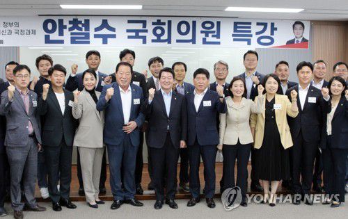 지방의원들과 기념사진 찍는 안철수 의원(홍성=연합뉴스) 조성민 기자 = 국민의힘 안철수 의원이 2일 충남도의회 의원회관에서 충남도의원 등을 대상으로 한 '윤석열 정부의 시대정신과 국정과제'란 주제의 특강에 앞서 기념사진을 찍고 있다. 2022.9.2 min365@yna.co.kr