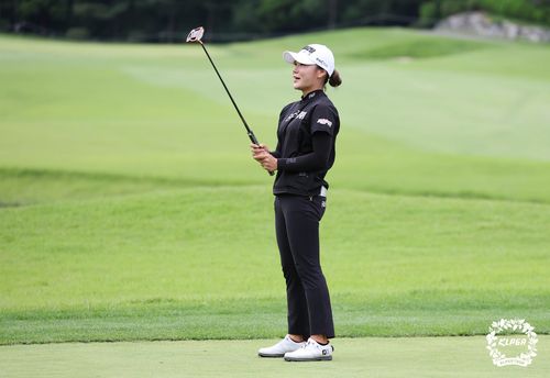 우승 퍼트를 넣고 기뻐하는 황정미.[KLPGA 제공. 재판매 및 DB 금지]