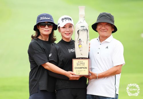 부모와 함께 우승 트로피를 든 황정미.[KLPGA 제공. 재판매 및 DB 금지]