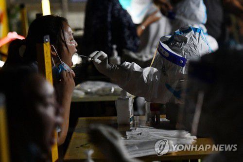 중국 쓰촨성 청두의 코로나19 감염여부 주민 전수검사[AFP 연합뉴스]