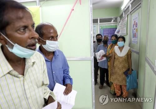 인도 콜카타에서 코로나19 백신 접종을 기다리는 주민.[EPA 연합뉴스 자료사진. 재판매 및 DB 금지]