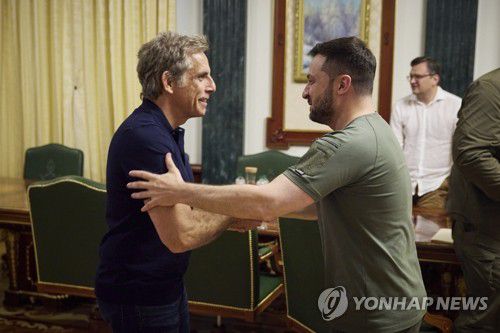 미국 배우 벤 스틸러 맞이하는 젤렌스키 대통령[AP 연합뉴스 자료사진. 재판매 및 DB 금지]