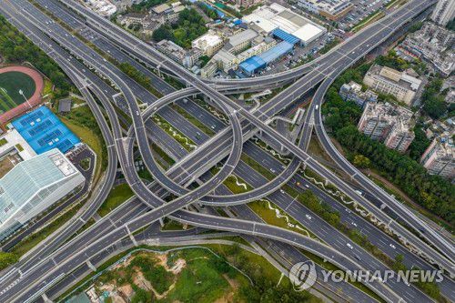 코로나19 봉쇄 여파로 텅 빈 중국 청두 시내 도로(청두 AFP/CNS=연합뉴스) 1일 중국 쓰촨성 성도인 청두 시내 도로가 코로나19 봉쇄 조치가 내려지면서 거의 텅 비어 있다. 인구 2천100만 명의 청두시는 코로나19가 확산하자 도시 봉쇄 조치를 단행, 이날 오후 6시부터 오는 4일까지 사흘간 모든 주민의 외출을 금지하고 유전자증폭(PCR) 전수 검사를 한다고 발표했다. 2022.9.2 leekm@yna.co.kr