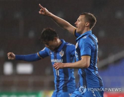 '오르샤'라는 등록명으로 울산 현대에서 뛴 오르시치(오른쪽)의 모습[연합뉴스 자료사진]