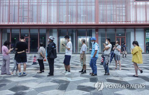 (EPA=연합뉴스) 지난 2일 중국 쓰촨성 청두의 주민들이 코로나19 검사를 받기 위해 줄을 선 모습. 2022.9.7.