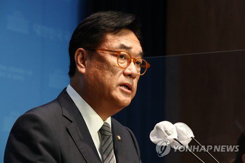 정진석, 비대위원장 수락 기자회견(서울=연합뉴스) 백승렬 기자 = 국민의힘 비상대책위원장직을 수락한 정진석 국회 부의장이 7일 오후 서울 여의도 국회 소통관에서 기자회견을 하고 있다. 정 부의장은 비대위원장을 맡기로 했다고 밝히며 "당을 하루속히 안정화시키겠다"고 말했다. 2022.9.7 [국회사진기자단] srbaek@yna.co.kr