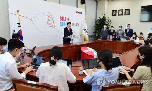 원내대표직 사퇴 기자회견하는 권성동(서울=연합뉴스) 하사헌 기자 = 국민의힘 권성동 원내대표가 8일 오후 서울 여의도 국회에서 원내대표직 사퇴 기자회견을 하고 있다. 2022.9.8 [국회사진기자단] toadboy@yna.co.kr