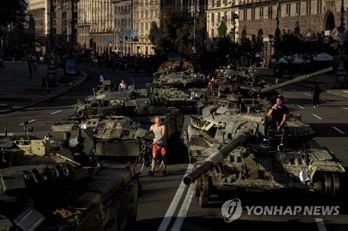 키이우 광장에 파괴된 채로 전시된 러시아 탱크[AP 연합뉴스 자료사진. 재판매 및 DB 금지]