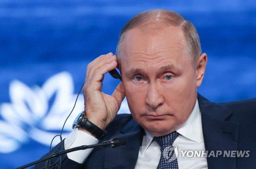 동방경제포럼 본회의 참석한 푸틴 러시아 대통령(블라디보스토크 로이터=연합뉴스) 블라디미르 푸틴 러시아 대통령이 7일(현지시간) 연해주 블라디보스토크에서 열린 제7차 동방경제포럼(EEF) 본회의에 참석하고 있다. 푸틴 대통령 주요 정책과제인 극동 개발을 비롯해 주변국과의 경제협력 방안 등을 논의하기 위한 동방경제포럼은 2015년 처음 열렸으며 2020년에는 코로나19 팬데믹 여파로 취소됐다. [제3자 제공. 판매 및 DB 금지] 2022.9.7 leekm@yna.co.kr