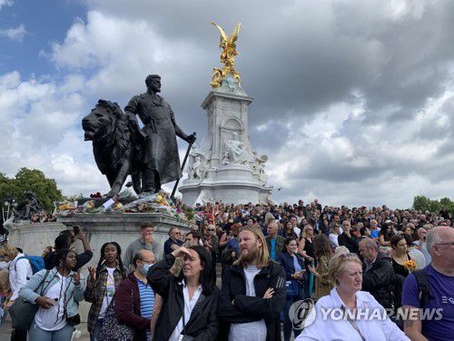 영국 버킹엄궁 앞 여왕 추모 인파(런던=연합뉴스) 최윤정 특파원 = 엘리자베스 2세 영국 여왕 서거 다음 날인 9일(현지시간) 버킹엄궁 앞에는 추모인파가 크게 늘었다. 2022.9.10 photo@yna.co.kr