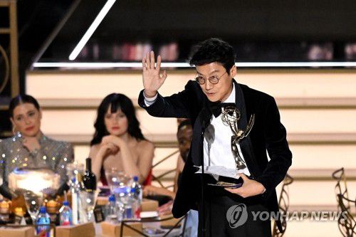 비영어권 드라마 최초 에미상 감독상 받은 '오징어 게임' 황동혁 감독(로스앤젤레스 AFP=연합뉴스) 드라마 '오징어 게임'의 황동혁 감독이 12일(현지시간) 로스앤젤레스 마이크로소프트 시어터에서 열린 제74회 에미상 시상식에서 드라마 부문 감독상을 받은 뒤 트로피를 들고 손을 흔들고 있다. 황동혁 감독은 에미상 역사상 최초로 비영어권 드라마로 감독상을 받았다. 2022.9.13 alo95@yna.co.kr