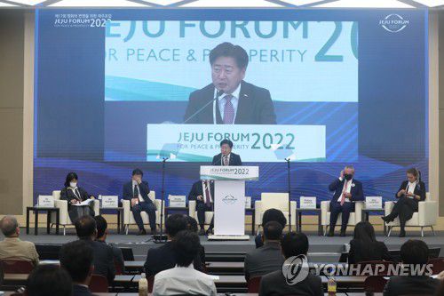 제주포럼서 기조연설 하는 오영훈 제주지사(서귀포=연합뉴스) 박지호 기자 = 14일 오후 서귀포시 제주국제컨벤션센터에서 열린 '제17회 평화와 번영을 위한 제주포럼'의 '글로벌 평화도시 연대' 세션에서 오영훈 제주지사가 기조연설을 하고 있다. 2022.9.14 jihopark@yna.co.kr