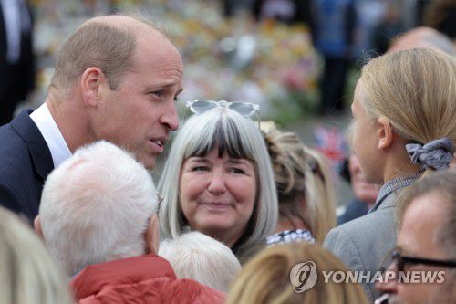 시민들과 대화하는 윌리엄 왕세자(로이터=연합뉴스) 윌리엄 왕세자가 15일(현지시간) 잉글랜드 동부 샌드링엄의 샌드링엄 하우스를 방문해 이곳을 찾은 영국 시민들과 대화하고 있다. 2022.9.16 photo@yna.co.kr