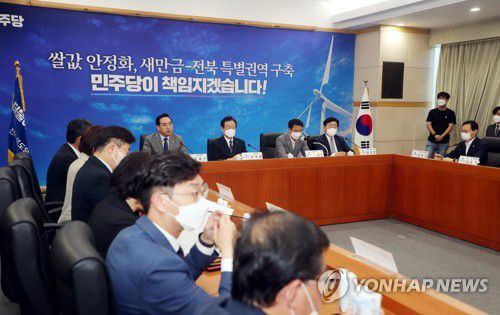 전북서 열린 민주당 최고위원회 회의(전주=연합뉴스) 정경재 기자 = 이재명 더불어민주당 대표가 16일 전북도청에서 열린 최고위원회 회의에서 발언을 마치고 박홍근 원내대표에게 마이크를 건네주고 있다. 2022.9.16 jaya@yna.co.kr