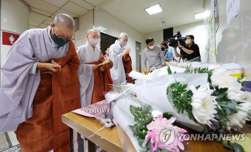 희생자를 애도하며(서울=연합뉴스) 김도훈 기자 = 16일 대한불교조계종 사회노동위원회 소속 스님들이 '역무원 스토킹 피살 사건'이 발생한 서울 지하철 2호선 신당역 여자화장실 입구에 마련된 추모공간에서 염불하고 있다. 2022.9.16 superdoo82@yna.co.kr