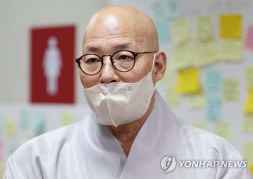 발언하는 진우 스님(서울=연합뉴스) 김도훈 기자 = 16일 조계종 총무원장 당선인 진우스님이 '역무원 스토킹 피살 사건'이 발생한 서울 지하철 2호선 신당역 여자화장실 입구에 마련된 추모공간에서 헌화를 마친 뒤 발언하고 있다. 2022.9.16 superdoo82@yna.co.kr