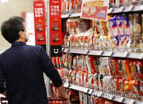 농심 일부 라면 가격 인상(서울=연합뉴스) 이재희 기자 = 15일 농심은 26개 라면 브랜드의 가격을 평균 11.3% 인상했다. 이에 따라 신라면 1봉지당 편의점 판매가격은 900원에서 1천 원으로 올랐다. 사진은 이날 서울 시내 한 대형마트의 라면 매대. 2022.9.15 scape@yna.co.kr