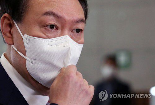 출근길 문답하는 윤석열 대통령(서울=연합뉴스) 서명곤 기자 = 윤석열 대통령이 지난 16일 오전 서울 용산 대통령실 청사로 출근, 취재진의 질문에 답하고 있다.  2022.9.16  [대통령실통신사진기자단] seephoto@yna.co.kr
