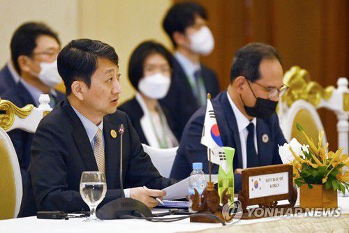 제19차 한-아세안 경제장관회의(서울=연합뉴스) 안덕근 산업통상자원부 통상교섭본부장이 16일(현지시간) 캄보디아 시엠립 소카 리조트&컨벤션센터에서 열린 제19차 한-아세안 경제장관회의에서 인사말을 하고 있다. 2022.9.16 [산업통상자원부 제공. 재판매 및 DB 금지] photo@yna.co.kr